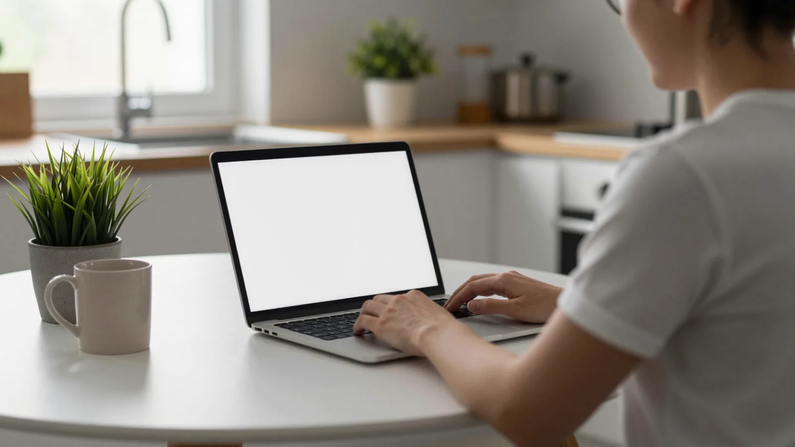 Managing savings online at a kitchen table